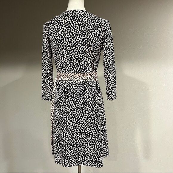 Ann Taylor Leafy print 3/4 sleeve knee length wrap beige/navy dress size 4 - Picture 9 of 15